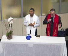 Padre Joachin Andrade e o reverendo Carlos Alberto Rodrigues Alves responderam pela benção à Celepar, aos celeparianos e a todas as pessoas presentes