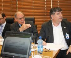O diretor administrativo-financeiro, Lucio Alberto Hansel, entre o secretário Edson Casagrande e o diretor da SEFA, Amauri Escudero,  apresenta os resultados do balanço 2011