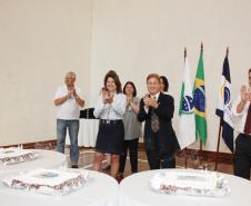 Três aniversários, três bolos e muita diversão.
Iara Bereza da Silva, Jacson Carvalho Leite e Antonio Carlos Wolf Junior no "parabéns pra você"