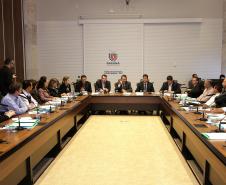 Chefes de escritórios e núcleos regionais dos municípios de Maringá e Paranavaí conheceram nesta  quarta-feira (17) o projeto da Rede Executiva de Governo. Eles participaram de reunião com o secretário, Cezar Silvestri, o secretário de Comunicação Social, Marcelo Cattani, e o subchefe da Casa Civil, Guto Silva, no Gabinete de Gestão e Informações, no Palácio Iguaçu, em Curitiba, para detalhamento da formação da Rede Executiva.   