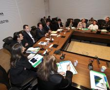 Chefes de escritórios e núcleos regionais dos municípios de Maringá e Paranavaí conheceram nesta  quarta-feira (17) o projeto da Rede Executiva de Governo. Eles participaram de reunião com o secretário, Cezar Silvestri, o secretário de Comunicação Social, Marcelo Cattani, e o subchefe da Casa Civil, Guto Silva, no Gabinete de Gestão e Informações, no Palácio Iguaçu, em Curitiba, para detalhamento da formação da Rede Executiva.    