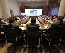 Chefes de escritórios e núcleos regionais dos municípios de Maringá e Paranavaí conheceram nesta  quarta-feira (17) o projeto da Rede Executiva de Governo. Eles participaram de reunião com o secretário, Cezar Silvestri, o secretário de Comunicação Social, Marcelo Cattani, e o subchefe da Casa Civil, Guto Silva, no Gabinete de Gestão e Informações, no Palácio Iguaçu, em Curitiba, para detalhamento da formação da Rede Executiva.    