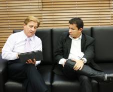 O presidente da Celepar, Jacson Carvalho Leite apresenta ao presidente da Prodep, José Alipio Jr, soluções de TI desenvolvidas no Paraná