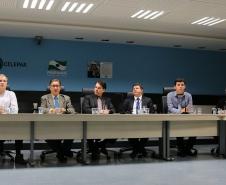 Carlos Pessoa, Jacson Carvalho Leite, Fernando Matesco, Amilto Francisquevis, Luciano Cardoso e Antônio João Lima no Centro Integrado de Informações Estratégicas da Celepar (CIIE)