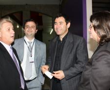 O presidnete Jacson Carvalho Leite, com Valter Schastai, Jair Fernandes e Maria Teresa Rodrigues Pahl, empregados da Celepar que integram a equipe responsável pelo desenvolvimento do projeto da Delegacia Eletrônica