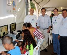 O prefeito Carlos Alberto de Paula Junior conhece o programa de inclusão digital da Celepar. Na foto, ele ao lado de Alzemar Venâncio, Timothy Sdwin Squair e Valderi Pereira da Silva