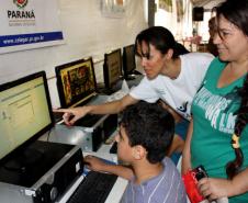 Vitor Torugo e Lucilene Bandera, filho e mãe empolgados diante da possibilidade de navagar nas redes sociais