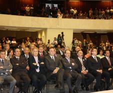 Ao lado de outras autoridades, o presidente da Celepar, Jacson Carvalho Leite participa da cerimônia na Assembleia Legislativa