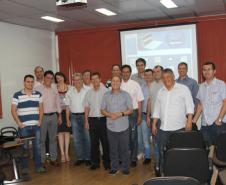 Jacson Carvalho Leite e prefeitos e secretários que participaram da reunião na Amepar