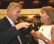 Presidente Jacson Leite com Ana Beatriz, secretária executiva da Comissão de Orçamento da Assembleia Legislativa