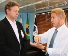 O secretário Mauro Mulhoz e o o presidente Jacson Carvalho Leite definem ações conjuntas nesta parceria entre a Secretaria do Controle Interno e a Celepar na apresentação de soluções voltadas à transparência da gestão pública estadual