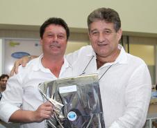 Mauricio Oliveira Ferreira homenageado pelos seus 25 anos de serviços prestados na Celepar. 