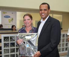 Maria Lúcia Mandalho homenageada pelos seus 35 anos de serviços prestados na Celepar.