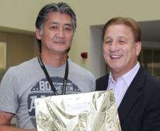 Newton Issao Hiromori homenageado pelos seus 35 anos de serviços prestados na Celepar. 