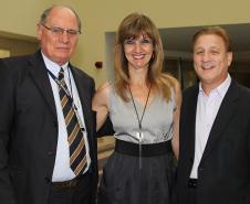 Diretor Administrativo-Financeiro Lucio Alberto Hansel, Isis de Fátima Biscaia e o Diretor Presidente Jacson Carvalho Leite.