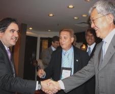 Na foto o Joaquim José Fernandes da Costa Junior (ATI/PE), cumprimenta o representante do governador Beto Richa no evento, o secretário do Planejamento e Coordenação Geral, Cassio Taniguchi, presidente do Conselho de Administração da Celepar e do Conselho Estadual de Informação e Telecomunicações (COSIT) e o diretor-presidente da Celepar, Jacson Carvalho Leite atual presidente do Conselho Fiscal da diretoria da Associação Brasileira de Entidades Estaduais de Tecnologia da Informação e