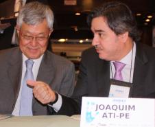 A esq. o representante do governador Beto Richa no evento, o secretário do Planejamento e Coordenação Geral, Cassio Taniguchi, presidente do Conselho de Administração da Celepar e do Conselho Estadual de Informação e Telecomunicações (COSIT) e o presidente do Conselho de Associadas, Joaquim José Fernandes da Costa Junior