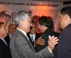 A esq. o presidente da Celepar e presidente do Conselho Fiscal, Jacson Carvalho Leite, o representante do governador Beto Richa no evento, o secretário do Planejamento e Coordenação Geral, Cassio Taniguchi, presidente do Conselho de Administração da Celepar e do Conselho Estadual de Informação e Telecomunicações (COSIT), o presidente do Conselho de Associadas, Joaquim José Fernandes da Costa Junior (ATI/PE) e o presidente, Carlson Janes Aquistapasse (Procergs/RS)