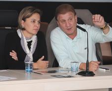 A presidente do Provopar, Carlise Kwiatkowski, com o presidente da Celepar, Jacson Carvalho Leite