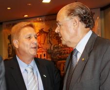 A esq. o diretor-presidente da Celepar, Jacson Carvalho Leite e presidente da diretoria do Conselho Fiscal da Associação Brasileira de Entidades Estaduais de Tecnologia da Informação e Comunicação (Abep) e o secretário da Fazenda Luiz Carlos Hauly