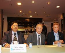 A esq. Carlson Aquistapasse,  o secretário da Fazenda Luiz Carlos Hauly e ao seu lado o diretor-presidente da Celepar, Jacson Carvalho Leite e presidente da diretoria do Conselho Fiscal da Associação Brasileira de Entidades Estaduais de Tecnologia da Informação e Comunicação (Abep) 