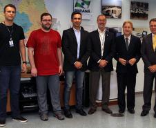 Luiz Rodrigues Fantini (Cosin-D1) e Fábio José Kolling (Cosin-D2), analistas que atuam no projeto do Detran Fácil; Marco Aurélio Barbosa, diretor de tecnologia do Detran; Marcos Traad, diretor-geral do Detran; Jacson Carvalho Leite, presidente da Celepar e Nelson Garcia, assessor de mercado da Celepar. A equipe que atua no projeto do Detran Fácil, também é composta por Guilherme Pain Mendes