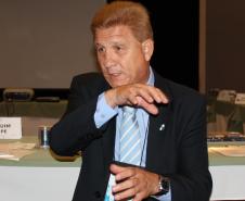 o diretor-presidente da Celepar, Jacson Carvalho Leite e presidente da diretoria do Conselho Fiscal da Associação Brasileira de Entidades Estaduais de Tecnologia da Informação e Comunicação (Abep)