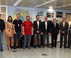  Henrique Salatino Miorelli (Sbgeo) e Cristina Viomar (Sbgeo), da equipe do BI da SEJU, Luiz Rodrigues Fantini (Cosin-D1) e Fábio José Kolling (Consin-D2), da equipe do Detran Fácil,  Marco Aurélio Barbosa, diretor de tecnologia do Detran; Marcos Traad, diretor-geral do Detran; Jacson Carvalho Leite, presidente da Celepar e Nelson Garcia, assessor de mercado da Celepar e Lucio Alberto Hansel, diretor administrativo-financeiro da Celepar    