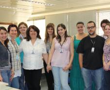 A secretária Izabel Cristina Cordeiro Pinto (de rosa ao centro), da GAD