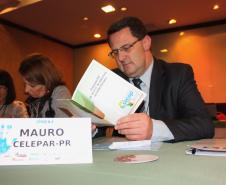 A esq. Cecilia Miyata (ABEP), Mirian Stainsack Crozeta (Celepar) e Mauro Sorgenfrei (Celepar)
