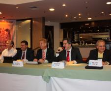 A partir da esq. o vice-presidente de Gestão, Alexandre Reis Gitahy da Silva (Proderj/RJ), o presidente, Carlson Janes Aquistapasse (Procergs/RS), o presidente da Celepar e presidente do Conselho Fiscal, Jacson Carvalho Leite, o presidente do Conselho de Associadas, Joaquim José Fernandes da Costa Junior (ATI/PE) e o vice-presidente executivo, Nelson Oliveira Menezes Filho (Itec/AL)