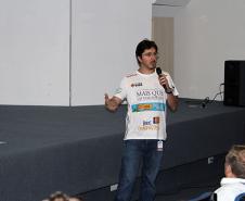 A companhia recebeu o jornalista e ciclista Alexandre Costa Nascimento para ministrar uma palestra sobre o livro “Mais que um leão por dia”