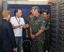 General Francisco Modesto conhece o data center da Celepar