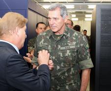 General Francisco Modesto, ao lado do presidente Jacson Leite, conhece o data center da Celepar