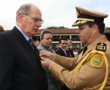 O diretor administrativo-financeiro da Companhia de Informática do Paraná - Celepar, Lucio Alberto Hansel, recebe a Medalha Coronel Sarmento, em Curitiba - Data: 16/05/2011