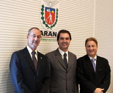 O Governo do Paraná lançou nesta segunda-feira (22) o novo site do Departamento de Trânsito do Paraná e o serviço de renovação automática da Carteira Nacional de Habilitação. Marcos Traad, Wilson Quinteiro e Jacson Leite