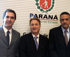 O Governo do Paraná lançou nesta segunda-feira (22) o novo site do Departamento de Trânsito do Paraná e o serviço de renovação automática da Carteira Nacional de Habilitação. Wilson Quinteiro, Jacson Leite e secretário de Segurança Pública, Cid Vasques   