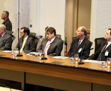 O Governo do Paraná lançou nesta segunda-feira (22) o novo site do Departamento de Trânsito do Paraná e o serviço de renovação automática da Carteira Nacional de Habilitação. Lucio Alberto Hansel, Rafael Moura de Oliveira, José Juracy Macedo, Fernando Fendrich e Rafael Demetrio Benvenutti
