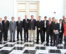O Governo do Paraná lançou nesta segunda-feira (22) o novo site do Departamento de Trânsito do Paraná e o serviço de renovação automática da Carteira Nacional de Habilitação. Grupo da Celepar e Detran que participaram da solução lançada hoje. Na foto, as presenças do secretário José Richa Filho e do deputado Wilson Quinteiro, segundo e terceiro da esquerda para direita, respectivamente