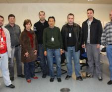 Equipe da Celepar responsável pela emissão de 2ª via do CRLV, emissão definitiva e 2ª via da CNH, além do desenvolvimento de aplicativos para o portal móbile (m.pr.gov.br) que disponibiliza informações do Detran. Da esquerda para a direita:
Paiva, Mário, Teresinha, Leandro, Tanamati, Dawan, Fantini e Leonardo, funcionários da Gerência de Desenvolvimento de Sistemas