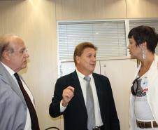 O presidente Carlos Gloger e a diretora dministrativa financeira, Cristina Stephanes, avaliam com o presidente Jacson Carvalho Leite, a aplicação de soluções de TIC na Agência Paraná de Desenvolvimento.