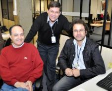 Na foto, o analista e gerente do GPEg, Glauco Schmidt, entre os técnicos documentadores da Celepar, Gilmar Costa Auersvald (de vermelho) e Sérgio Luis dos Santos Oliveira 
