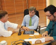 Secretário Cássio Taniguchi, governador em exercício Flávio Arns, secretário Reinaldo de Almeida César e Lucio Alberto Hansel assistem a apresentação da Delegacia Eletrônica  