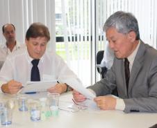 O presidente Jacson Carvalho Leite e o secretário Cassio Taniguchi analisam processos em trâmite no Cosit 