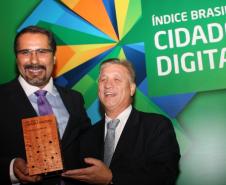 Renato Rodrigues e Jacson Carvalho Leite na premiação do Índice Brasil de Cidades Digitais