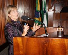 A secretária executiva da Comissão de Orçamento da Assembleia, Ana Beatriz Prado, coordenou a apresentação aos deputados