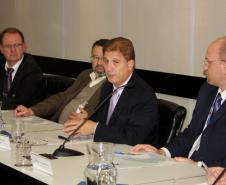 O presidente Jacson Carvalho Leite apresenta a Sala de Situação do ICI ao diretor geral da SETI, Sérgio de Jesus Vieira (esquerda), ao lado do gerente de desenvolvimento de soluções da Celepar, Elcio Jorge Marcowcz e do diretor técnico do ICI, Fabrício Zanini (direita)