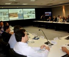 Convidados reunidos na Sala de Situação do ICI