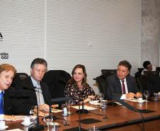 O presidente da Celepar, Jacson Carvalho Leite; o chefe de gabinete da Secretaria da Segurança Pública, Walter Gonçalves; a secretária de Administração e Previdência, Dinorah Nogara; o diretor do Instituto de Identificação do Paraná, Newton Tadeu Rocha e o coordenador gestor do Sistema Nacional de Registro de Identificação Civil/Projeto RIC, Hélvio Pereira Peixoto, no encerramento do Encontro sobre o uso da tecnologia biométrica no Estado do Paraná