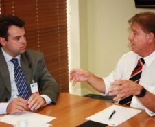 O novo site do Verão Paraná foi desenvolvido sob a orientação da Secretaria de Comunicação. Na foto, o secretário Marcelo Cattani e o presidente Jacson Carvalho Leite tratam da política de comunicação do governo Beto Richa para as mídias eletrônicas